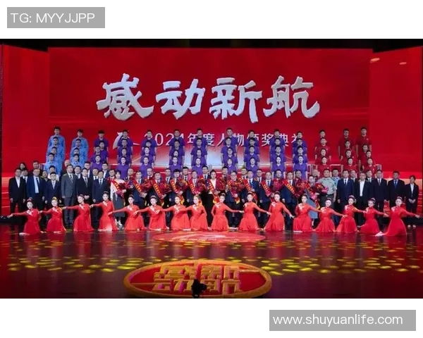 捧起荣耀奖杯的瞬间泪水夺眶而出他们的奋斗与梦想交织在一起